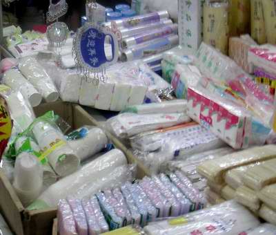 带血卫生纸回收制成餐巾纸 “二次湿巾”背后的卫生危机